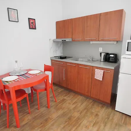 Elegant & Stylish Center Apartments! Apartment *