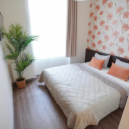 Elegant & Stylish Center Apartments! Apartment