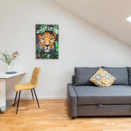 Washingtonova Cr Apartment *