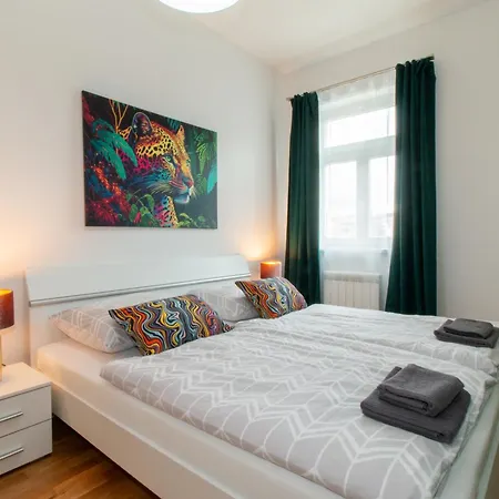 Washingtonova Cr Apartment *