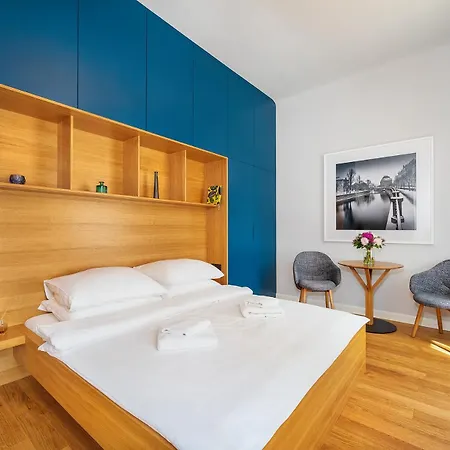Quiet Center In Hip & Foodie Area Apartment *