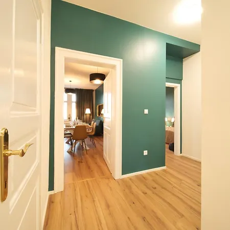 Majestic Square View Apartment *