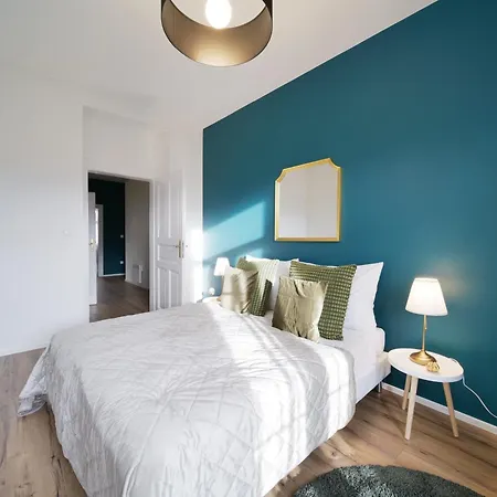 Majestic Square View Apartment