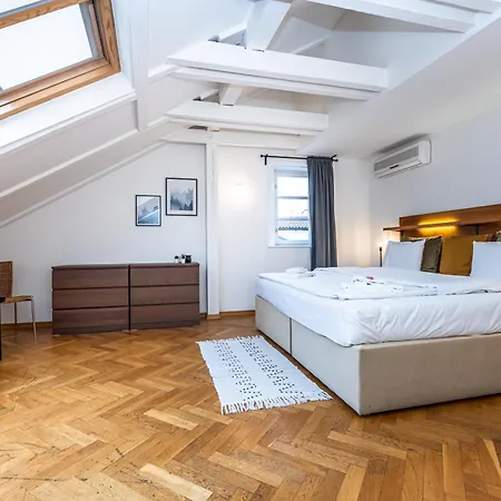 Charles In Old Town Apartment