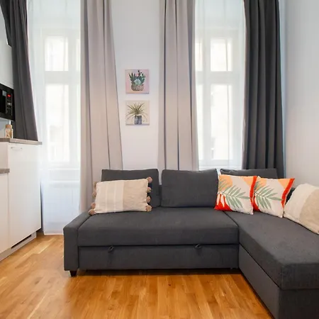 Washingtonova Cr Apartment