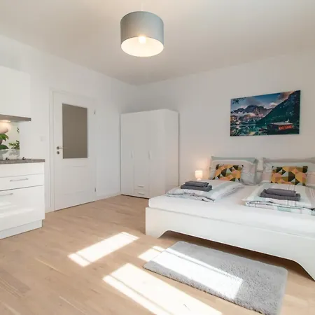 Washingtonova Cr Apartment *