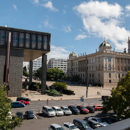 Washingtonova Cr Apartment *