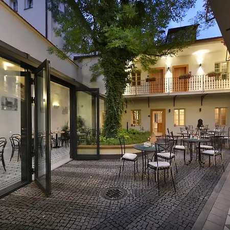 Hotell At The White Lily Prag