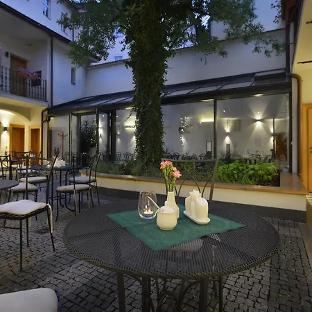 Hotell At The White Lily 4*