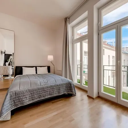 Ferdinand Palace Studio With Balcony Apartment *