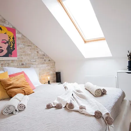 Marilyn Monroe With Ac In Center * Prague