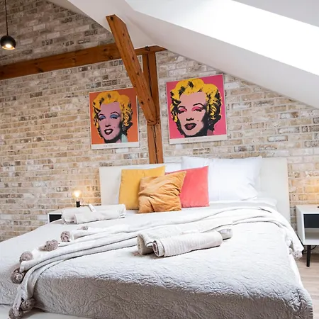 Apartment Marilyn Monroe With Ac In Center