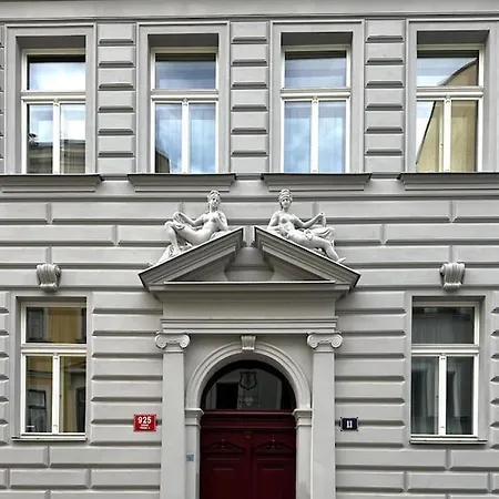 Authentic With Garden Apartment