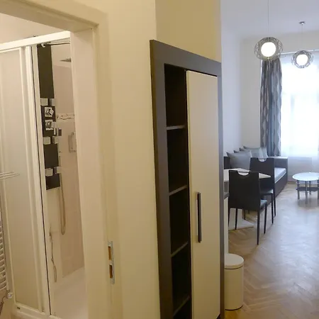 Black & White Apartment Prague By Wenceslas Square And Muzeum Prag