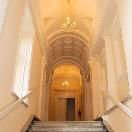 Washingtonova Cr Apartment *