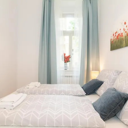 Washingtonova Cr Apartment *