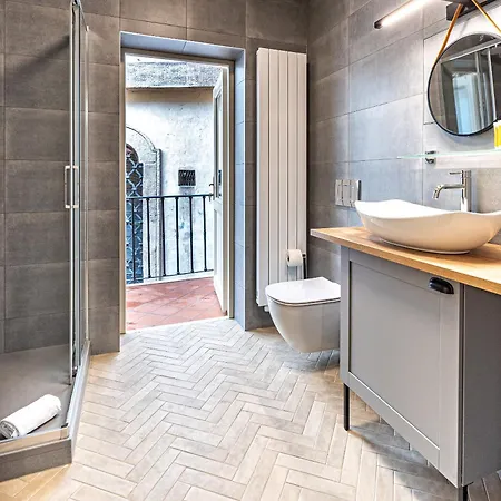 Beautifully Renovated At Lesser Town Appartamento