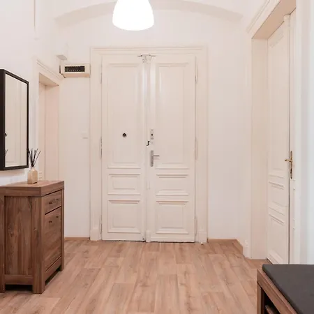 Wsp Petrin Garden Hotel apartamentowy *