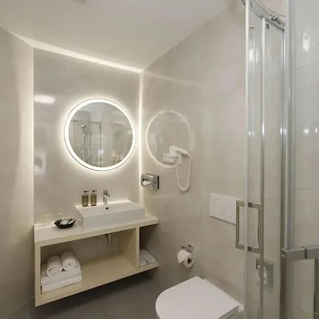 Hotel The Golden Wheel 4*