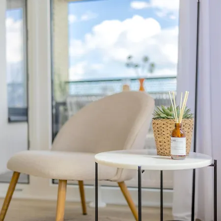 Bright 2br - 4th Floor, Balcony, Free Parking By Gravity 아파트 *