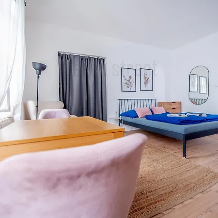 Апартаменты Cozy Close To Palmovka *