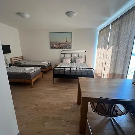 Apartment In Garden Towers Prague