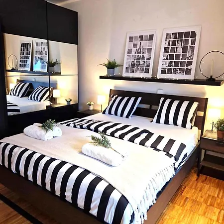 Spacious Near Center With Balcony And Garage Parking * Prague