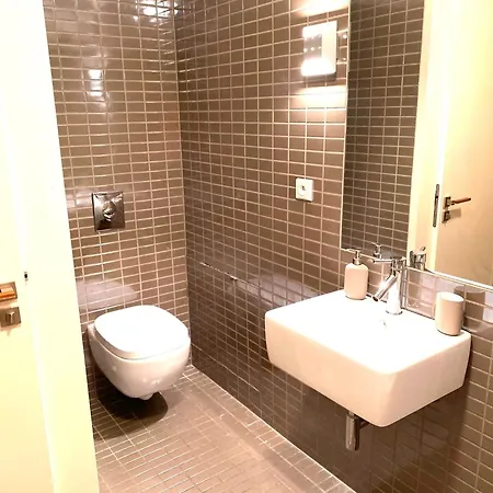 Apartment Spacious Near Center With Balcony And Garage Parking *