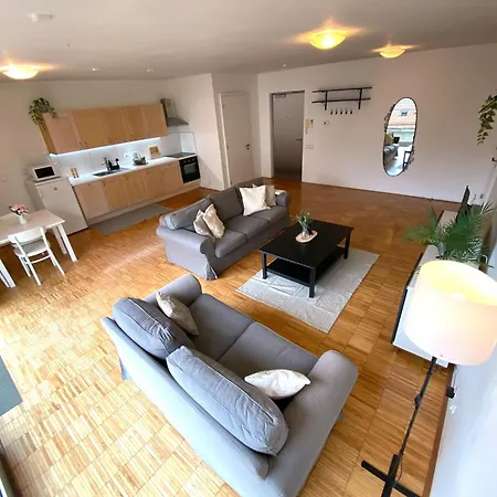 Spacious Near Center With Balcony And Garage Parking Prague