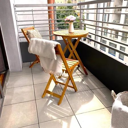 Apartment Spacious Near Center With Balcony And Garage Parking Prague
