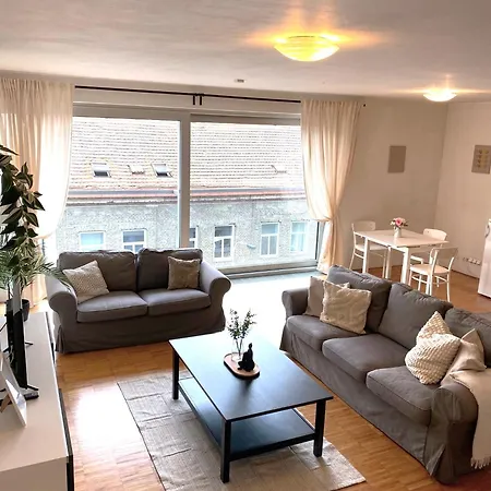 Apartment Spacious Near Center With Balcony And Garage Parking Prague