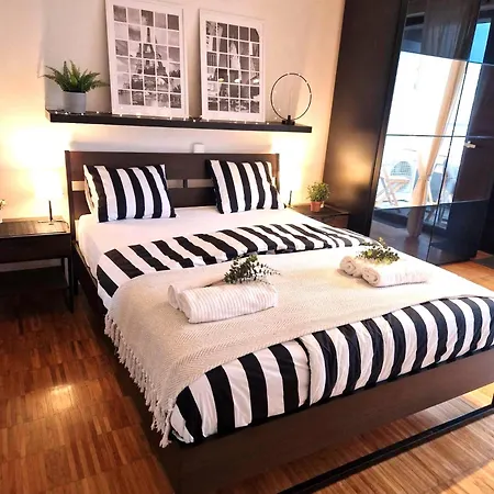 Apartment Spacious Near Center With Balcony And Garage Parking *