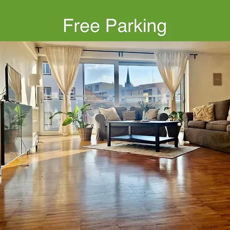 Spacious Near Center With Balcony And Garage Parking Prague