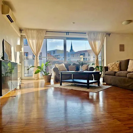 Spacious Near Center With Balcony And Garage Parking * Prague