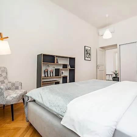 Incredibly Cozy And Spacious Apt With Terrace And Ac Lägenhet Prag