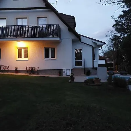 Klasicky Dum, 5 Loznic , 5 Bedrooms, Прага