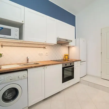 Cosy, Retro-styled Flat In Beautiful Zizkov Prague