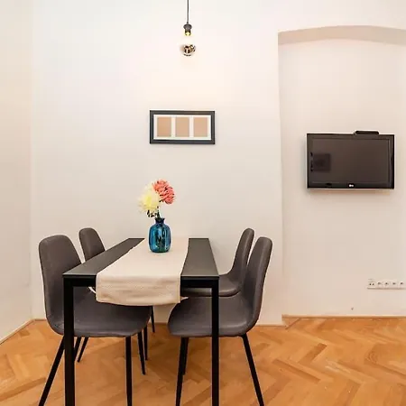 Cosy, Retro-styled Flat In Beautiful Zizkov * Prague
