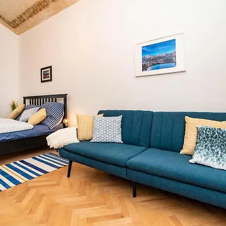 Cosy, Retro-styled Flat In Beautiful Zizkov