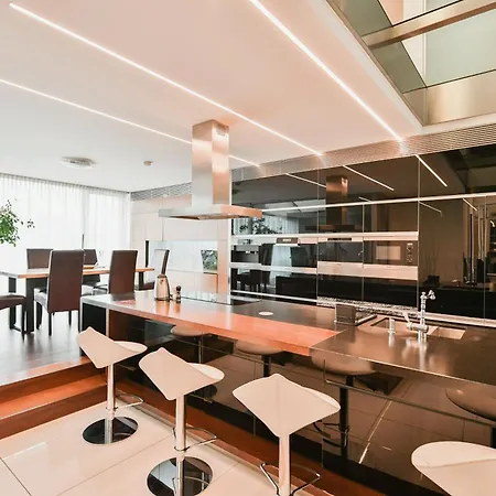 Presidential Penthouse, 303m2, Jacuzzi On Terrace, Sauna, 6bdrm, 4bthrm, Ac, Lift Apartment