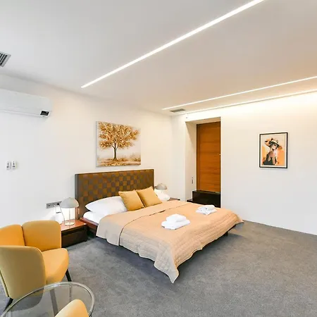 Apartment Presidential Penthouse, 303m2, Jacuzzi On Terrace, Sauna, 6bdrm, 4bthrm, Ac, Lift *