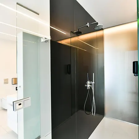 Presidential Penthouse, 303m2, Jacuzzi On Terrace, Sauna, 6bdrm, 4bthrm, Ac, Lift Apartment