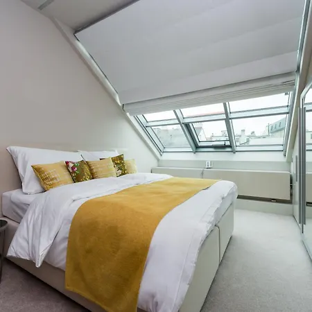 Presidential Penthouse, 303m2, Jacuzzi On Terrace, Sauna, 6bdrm, 4bthrm, Ac, Lift Apartment Prague