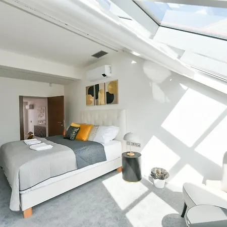 Presidential Penthouse, 303m2, Jacuzzi On Terrace, Sauna, 6bdrm, 4bthrm, Ac, Lift Apartment