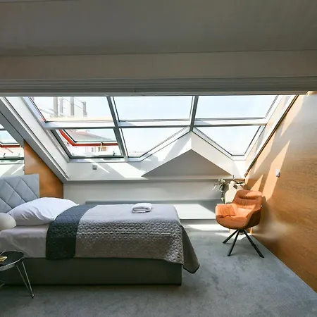 Presidential Penthouse, 303m2, Jacuzzi On Terrace, Sauna, 6bdrm, 4bthrm, Ac, Lift * Prague