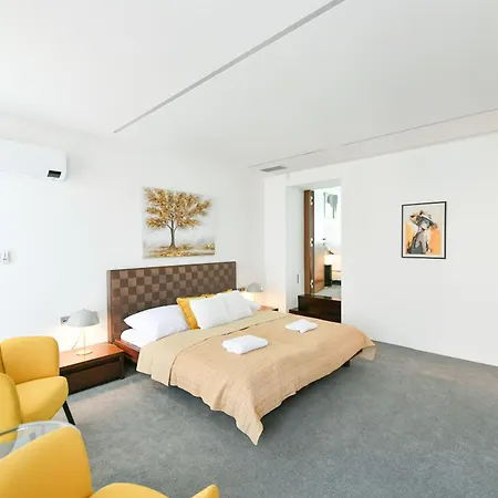 Apartment Presidential Penthouse, 303m2, Jacuzzi On Terrace, Sauna, 6bdrm, 4bthrm, Ac, Lift Prague