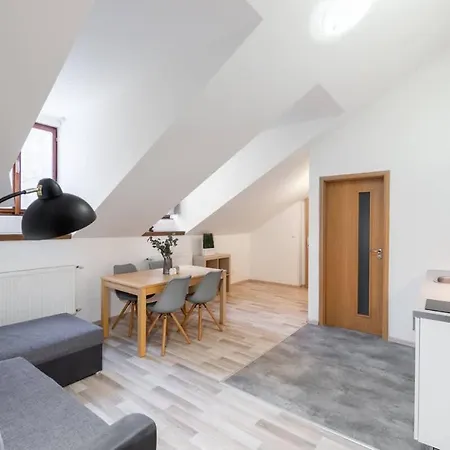 Elegant 4-guest Retreat Near Old Town Apartment