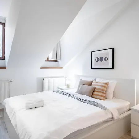Elegant 4-guest Retreat Near Old Town *