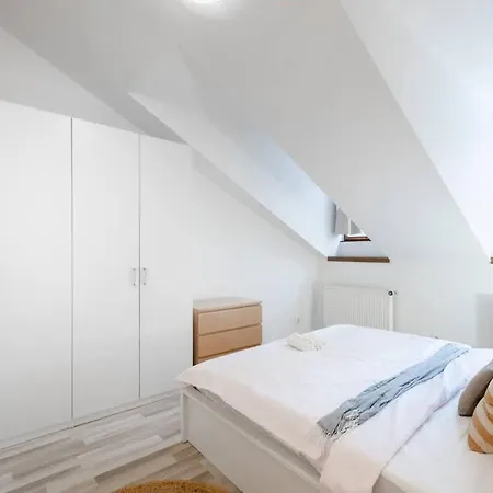 Elegant 4-guest Retreat Near Old Town Apartment *