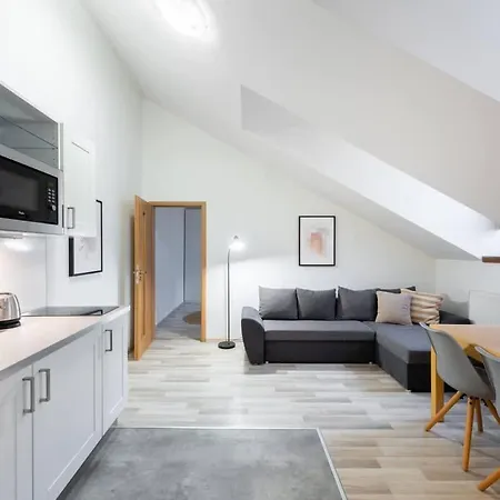 Apartment Elegant 4-guest Retreat Near Old Town